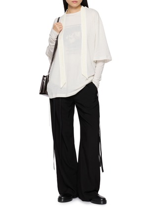 模特儿示范图 - 点击放大 - ANN DEMEULEMEESTER - AGNETA 可拆卸领短袖T恤